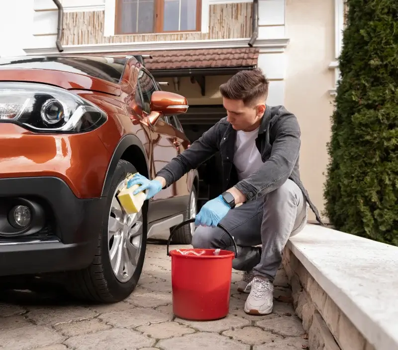 Lavage auto à domicile La Monnerie-le-Montel : professionnel intervenant sur un véhicule
